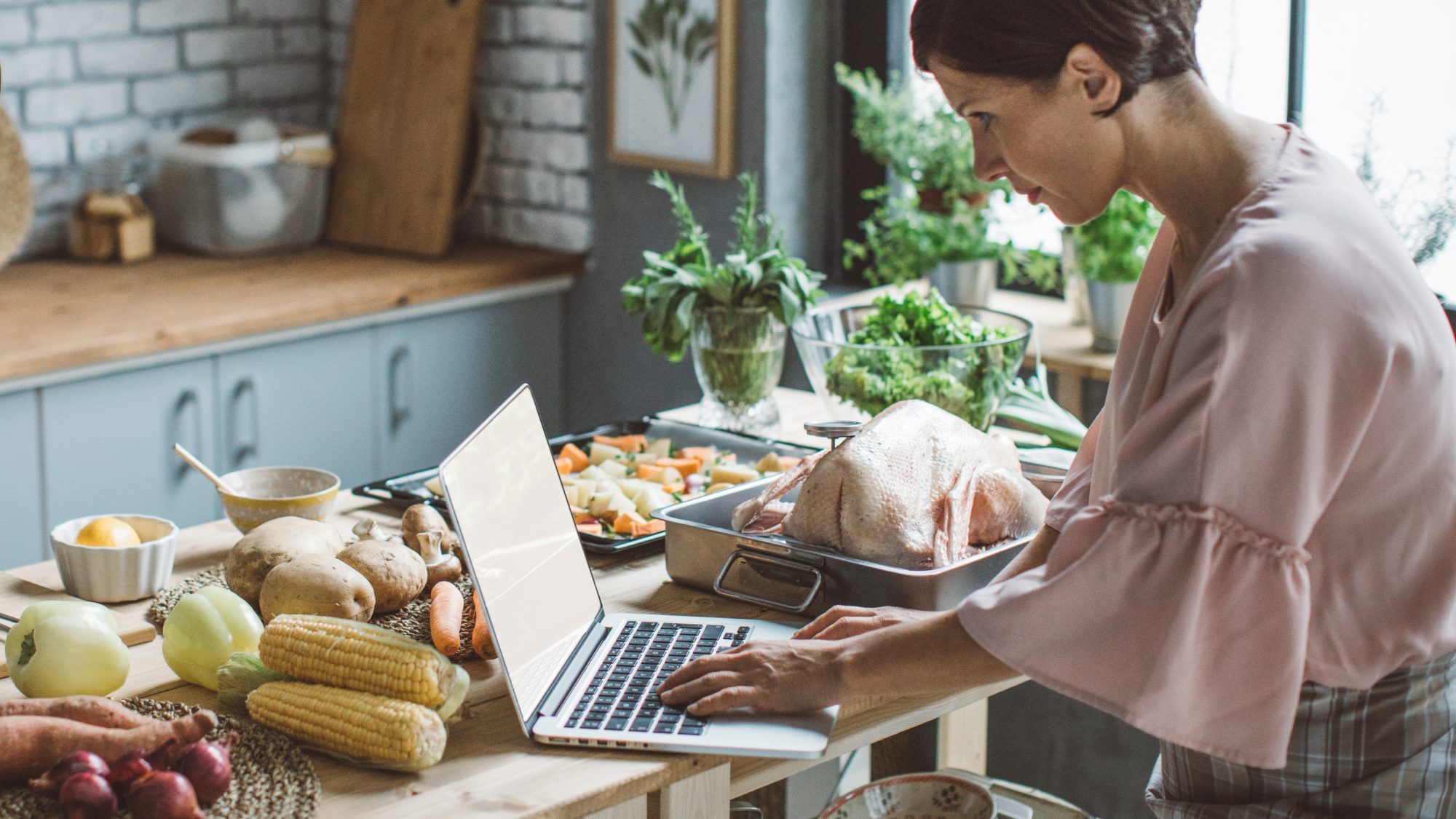  8 Ways to Cope If You Can't See Family and Friends This Holiday Season